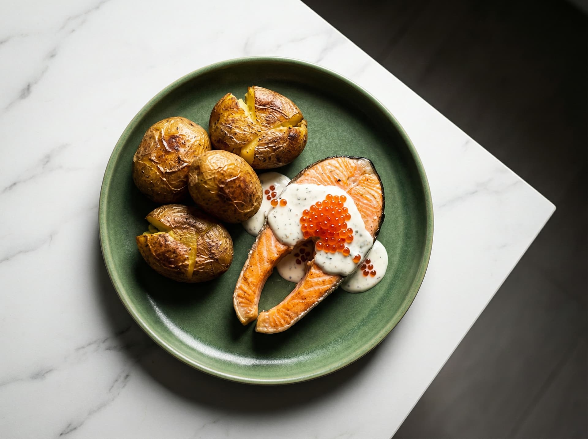 Лодочки с форелью в сливочном соусе с икрой